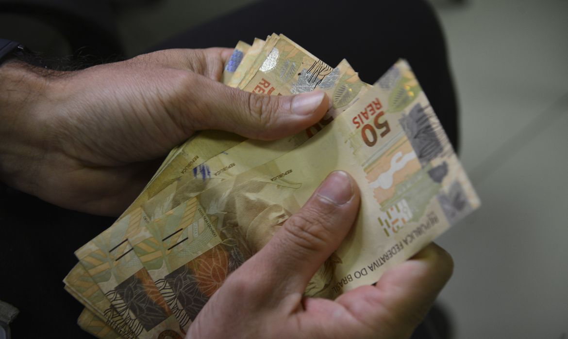 Abono salarial vai encolher: mudança na regra em 2026 tira o PIS/Pasep de milhões de trabalhadores até 2035; entenda