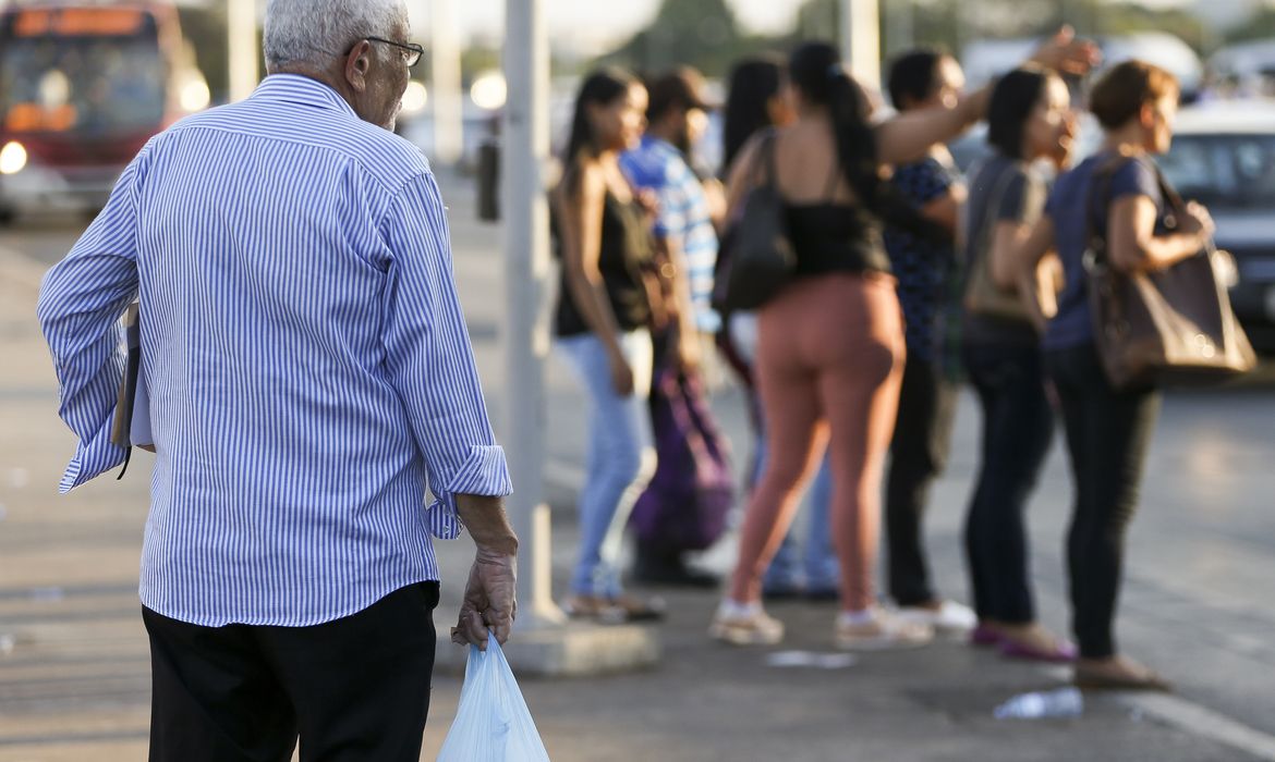 Cuidador de idosos é uma das profissões que mais crescem em 2026: veja salário, cursos gratuitos e onde encontrar vaga