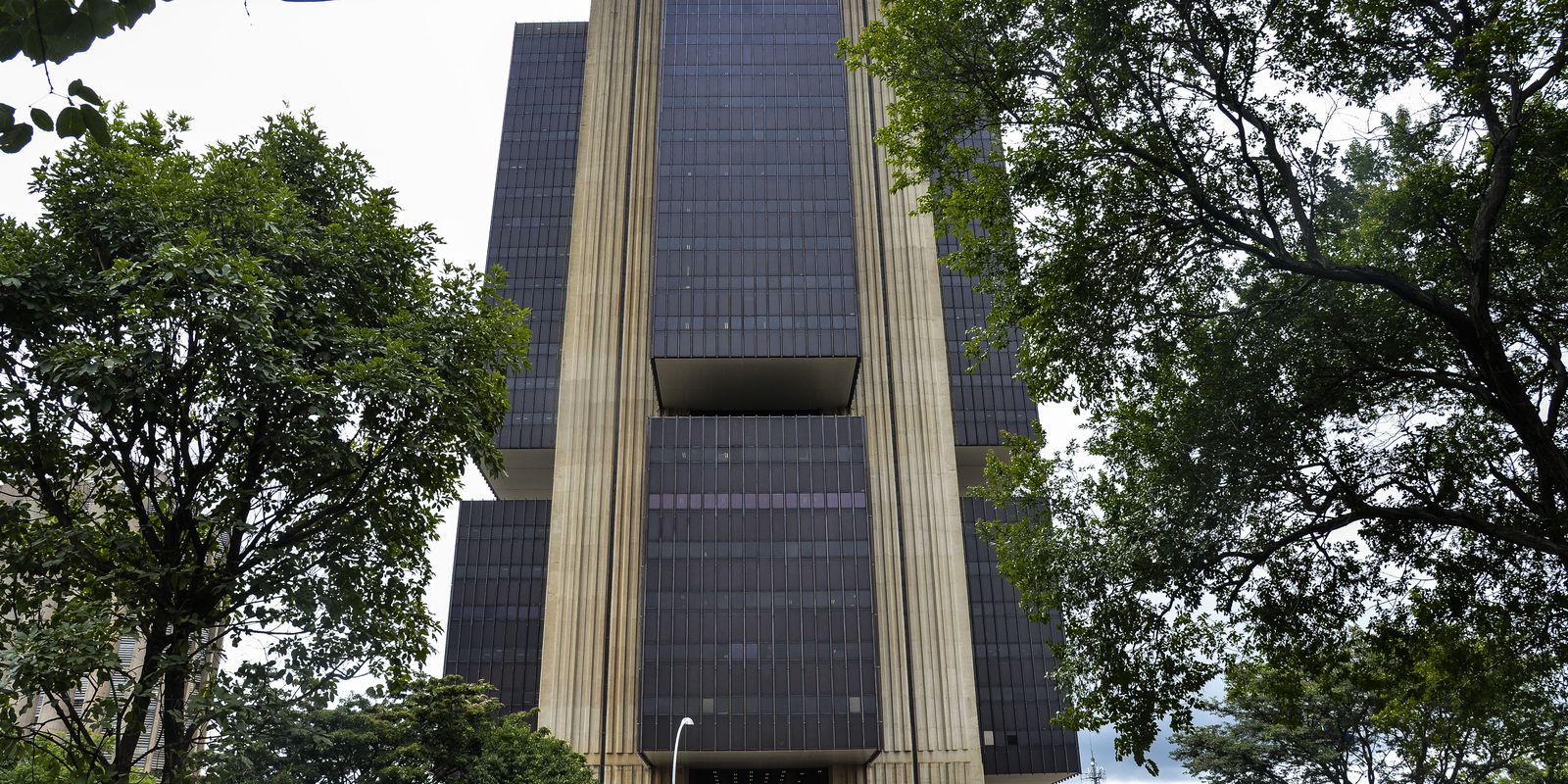 Selic cai para 14,25% ao ano mas juros ao consumidor ainda passam de 50% e apertam o bolso